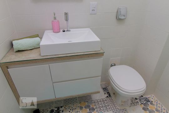 Banheiro de kitnet/studio para alugar com 1 quarto, 35m² em Centro, Florianópolis