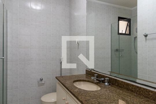 Banheiro social de apartamento para alugar com 3 quartos, 77m² em Vila Gumercindo, São Paulo