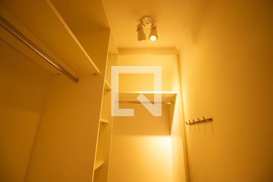 Closet da suíte de apartamento para alugar com 2 quartos, 83m² em Vila Mariana, São Paulo