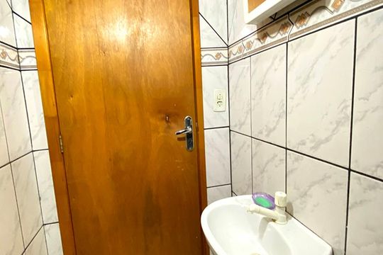 Banheiro de kitnet/studio para alugar com 1 quarto, 18m² em Vicentina, São Leopoldo