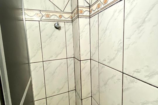 Banheiro de kitnet/studio para alugar com 1 quarto, 18m² em Vicentina, São Leopoldo