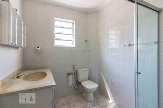 Banheiro de casa à venda com 2 quartos, 150m² em Vila Paulicéia, São Paulo