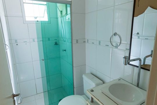 Banheiro de apartamento à venda com 2 quartos, 48m² em Vila Firminiano Pinto, São Paulo