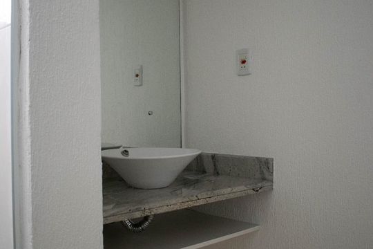 Banheiro Adaptado de apartamento à venda com 3 quartos, 100m² em Menino Deus, Porto Alegre