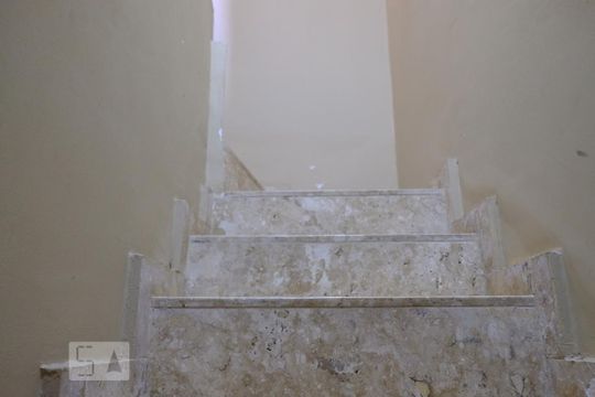 Escada para segundo andar de casa à venda com 5 quartos, 382m² em Freguesia de Jacarepaguá, Rio de Janeiro