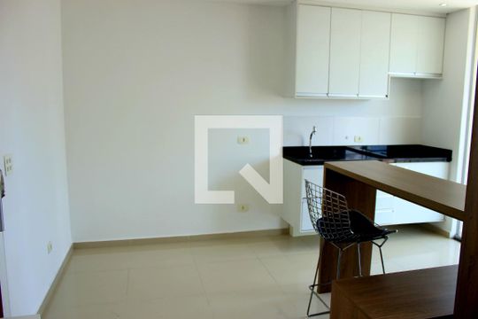 Sala com vista da cozinha e bancada de kitnet/studio para alugar com 1 quarto, 40m² em Vila Augusta, Guarulhos