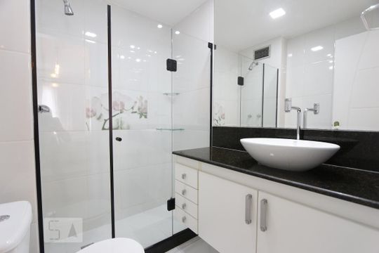 Banheiro suite de apartamento à venda com 2 quartos, 80m² em Barra da Tijuca, Rio de Janeiro