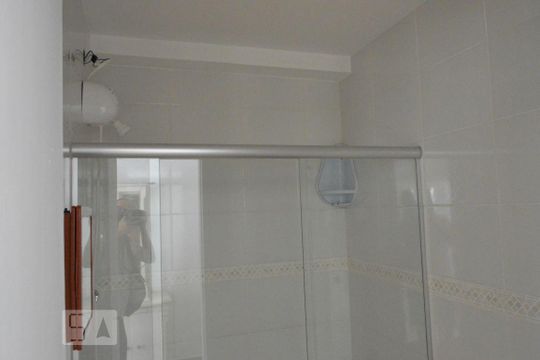 Banheiro de apartamento para alugar com 1 quarto, 35m² em Centro, Niterói