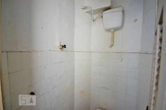 Banheiro de Serviço de apartamento para alugar com 3 quartos, 120m² em Laranjeiras, Rio de Janeiro