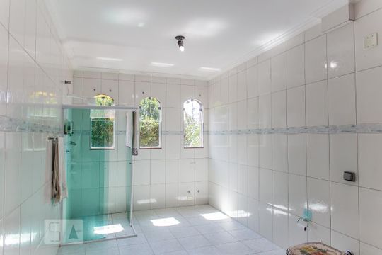 Banheiro da Suíte  de casa para alugar com 3 quartos, 390m² em Parque Marajoara, Santo André