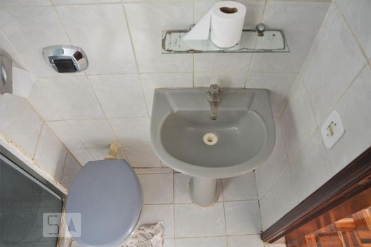 Banheiro de apartamento para alugar com 2 quartos, 40m² em Taquara, Rio de Janeiro