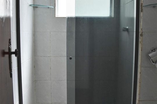 Banheiro de apartamento para alugar com 2 quartos, 40m² em Taquara, Rio de Janeiro