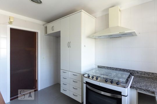 Cozinha de apartamento para alugar com 3 quartos, 134m² em Itaim Bibi, São Paulo