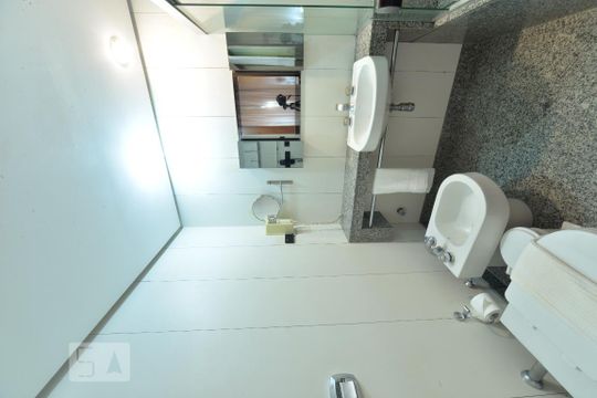 Banheiro de apartamento para alugar com 1 quarto, 55m² em Quadra 2, Brasília