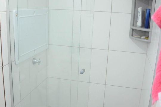Banheiro de apartamento à venda com 2 quartos, 55m² em Fátima, Canoas