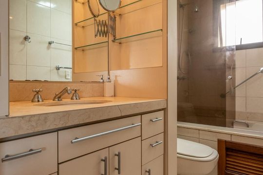Banheiro da Suíte de apartamento à venda com 3 quartos, 237m² em Petrópolis, Porto Alegre