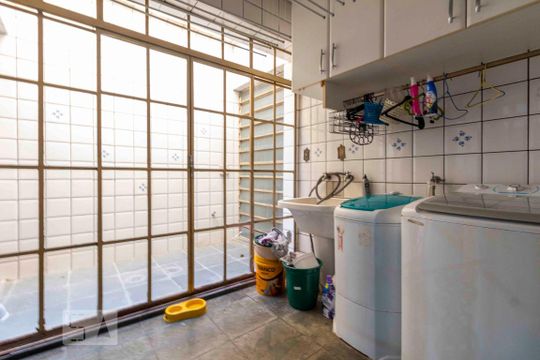 Área de Serviço de casa para alugar com 3 quartos, 440m² em Jardim Maringá, São Paulo
