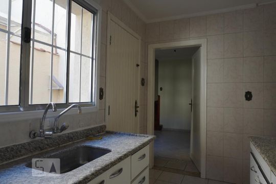 Cozinha de casa para alugar com 2 quartos, 90m² em Santa Teresinha, São Paulo