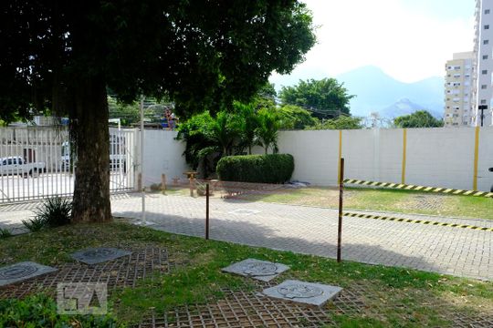 Vista do quarto 2 de apartamento para alugar com 2 quartos, 47m² em Anil, Rio de Janeiro