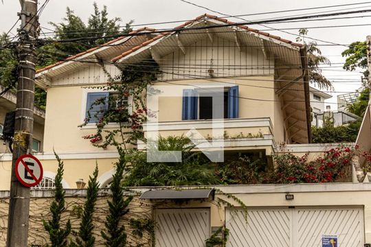 Fachada de casa à venda com 4 quartos, 490m² em Pacaembu, São Paulo