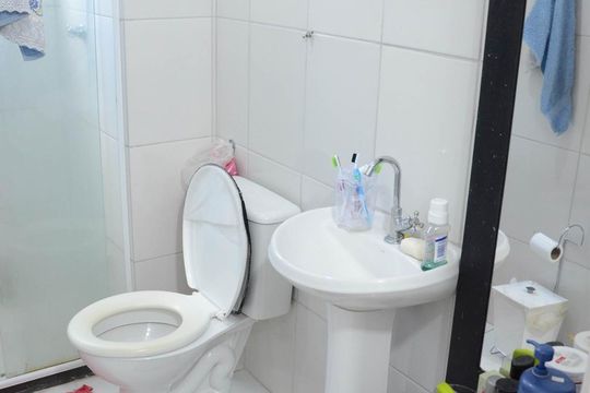 Banheiro de apartamento à venda com 2 quartos, 49m² em Mato Grande, Canoas