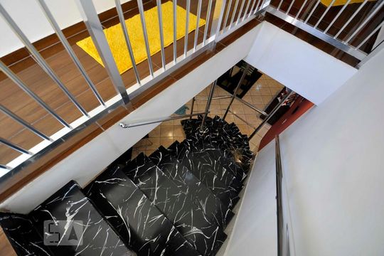Escada Caracol de casa à venda com 4 quartos, 250m² em Jaguaribe, Osasco