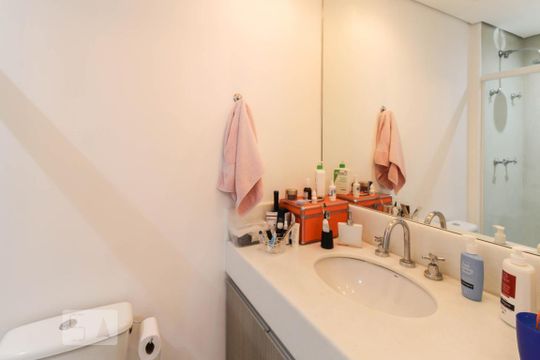 Banheiro de apartamento à venda com 1 quarto, 135m² em Vila Olímpia, São Paulo