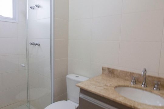 Banheiro da Suíte 1 de apartamento para alugar com 2 quartos, 80m² em Jardim Samambaia, Jundiaí