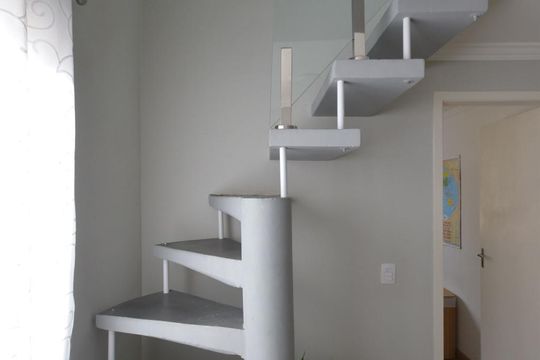 Escada de apartamento para alugar com 3 quartos, 100m² em São João Clímaco, São Paulo