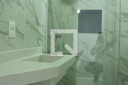 Banheiro de apartamento para alugar com 2 quartos, 50m² em Centro, Rio de Janeiro