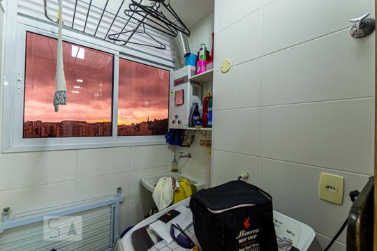 Área de Serviço de apartamento para alugar com 2 quartos, 60m² em Santa Rosa, Niterói