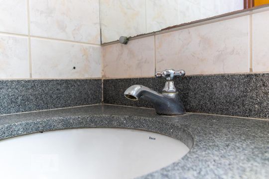 Banheiro social de casa de condomínio para alugar com 3 quartos, 117m² em Parque Rural Fazenda Santa Cândida, Campinas