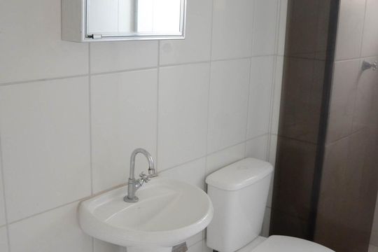 Banheiro de apartamento à venda com 2 quartos, 43m² em Mato Grande, Canoas