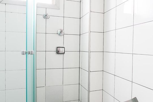 Banheiro de apartamento para alugar com 2 quartos, 53m² em Vila Antonieta, São Paulo