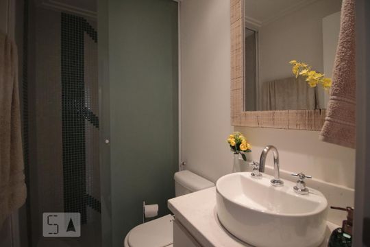 banheiro de apartamento para alugar com 2 quartos, 70m² em Água Branca, São Paulo