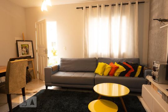 Casa de Condomínio para alugar com 2 quartos, 120m² em Jardim Pioneira, Cotia