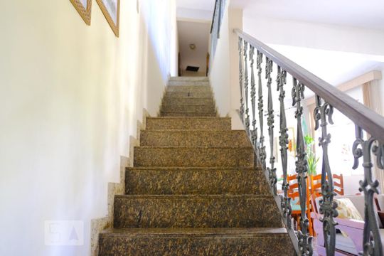 Escada para segundo andar de casa à venda com 4 quartos, 280m² em Taquara, Rio de Janeiro