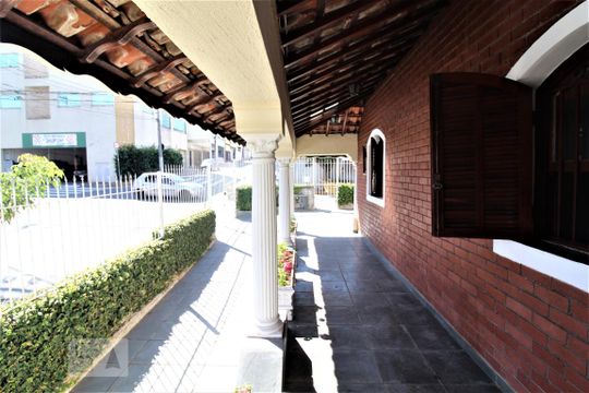 Corredor lateral de casa para alugar com 5 quartos, 275m² em Santa Paula, São Caetano do Sul