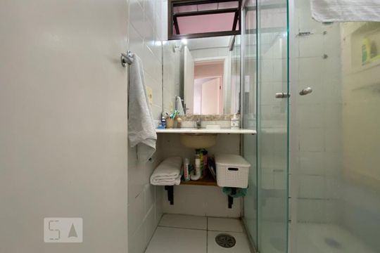 Banheiro de apartamento para alugar com 3 quartos, 76m² em Jardim Ampliação, São Paulo