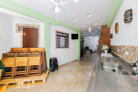 Fundos - Espaço gourmet com churrasqueira de casa à venda com 3 quartos, 400m² em Jardim Santa Emília, São Paulo