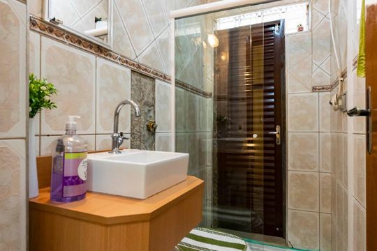 1o. Andar - Banheiro social de casa à venda com 3 quartos, 400m² em Jardim Santa Emília, São Paulo