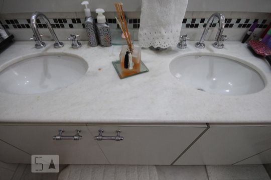 Banheiro da Suíte 2 de apartamento para alugar com 3 quartos, 135m² em Vila Progredior, São Paulo