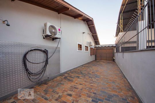 Garagem de casa à venda com 4 quartos, 400m² em Sarandi, Porto Alegre