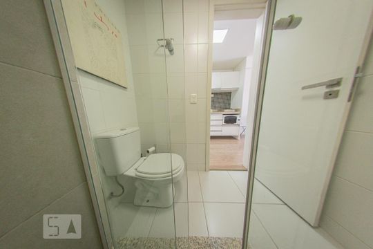 Banheiro de kitnet/studio para alugar com 1 quarto, 28m² em Centro, Curitiba