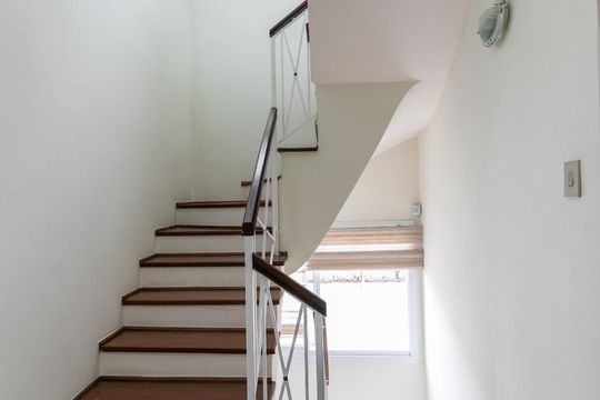 Escadas de casa para alugar com 3 quartos, 360m² em Vila Prudente, São Paulo