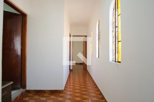 Corredor de casa para alugar com 3 quartos, 300m² em Vila Carrão, São Paulo