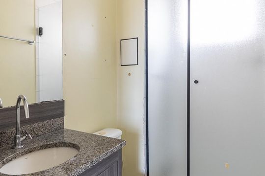 Banheiro de apartamento para alugar com 2 quartos, 58m² em Humaitá, Porto Alegre