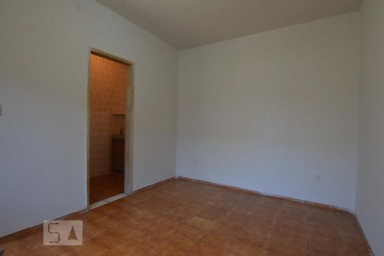 Sala de kitnet/studio para alugar com 1 quarto, 30m² em Olaria, Rio de Janeiro