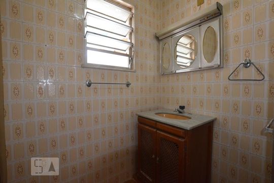Banheiro de kitnet/studio para alugar com 1 quarto, 30m² em Olaria, Rio de Janeiro