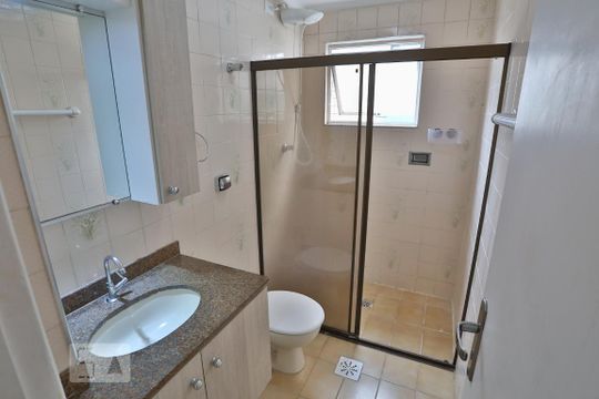 Banheiro de apartamento para alugar com 1 quarto, 45m² em Campo Grande, Santos